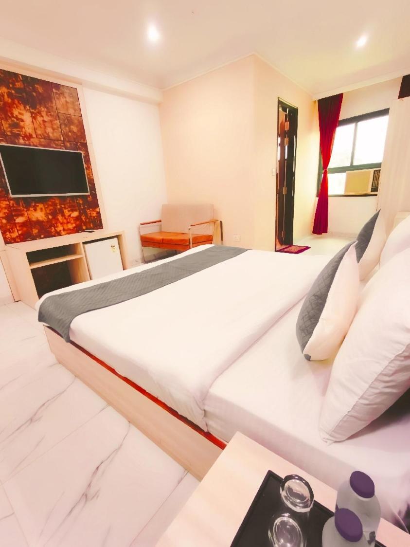 Hotel Almora Sky Near By Delhi International Airport With - Free Airport Pickup And Drop New Delhi Bagian luar foto