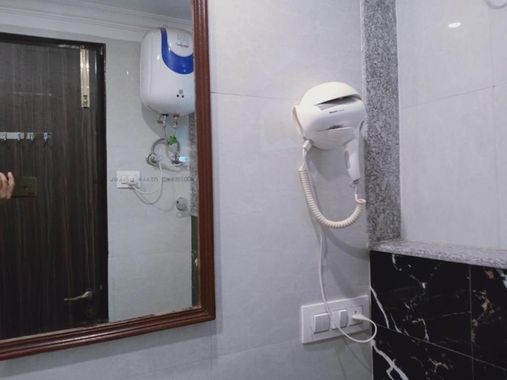 Hotel Almora Sky Near By Delhi International Airport With - Free Airport Pickup And Drop New Delhi Bagian luar foto
