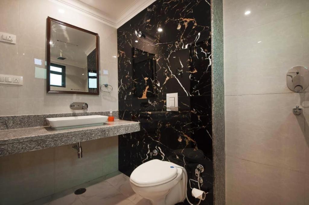 Hotel Almora Sky Near By Delhi International Airport With - Free Airport Pickup And Drop New Delhi Bagian luar foto