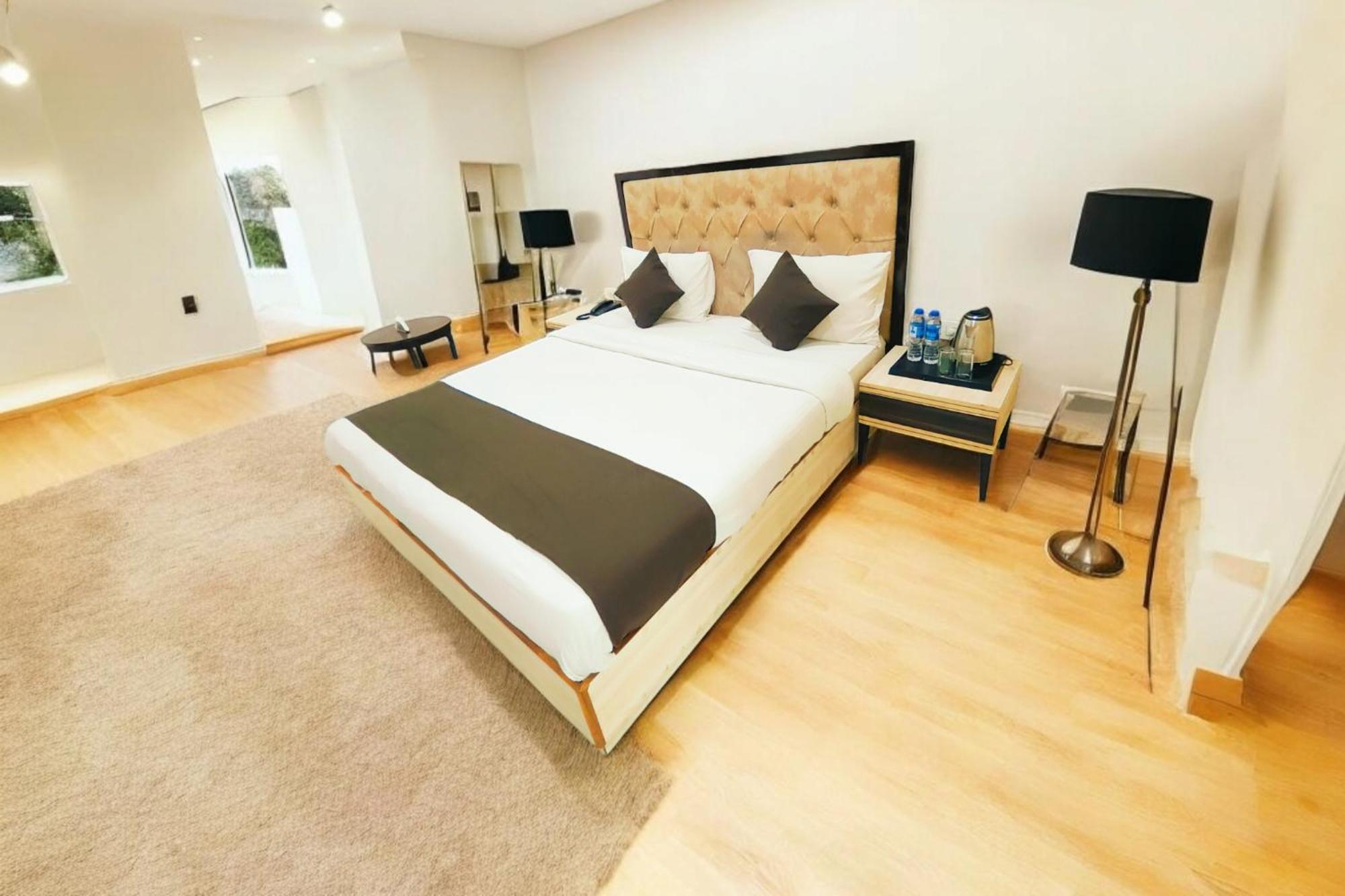 Hotel Almora Sky Near By Delhi International Airport With - Free Airport Pickup And Drop New Delhi Bagian luar foto