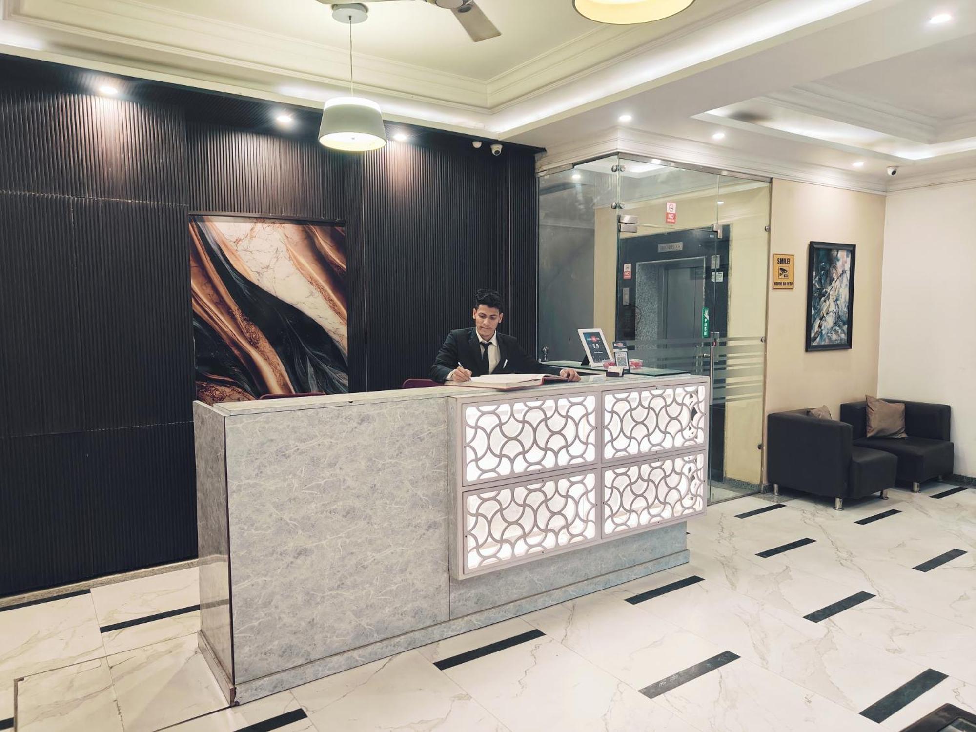 Hotel Almora Sky Near By Delhi International Airport With - Free Airport Pickup And Drop New Delhi Bagian luar foto