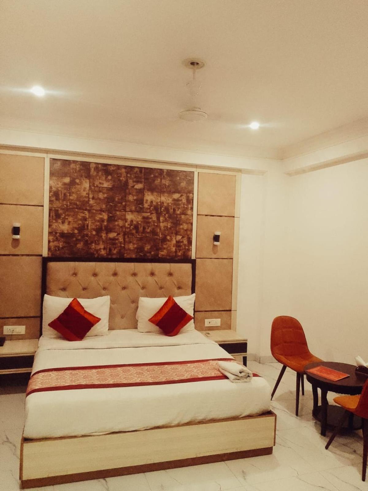 Hotel Almora Sky Near By Delhi International Airport With - Free Airport Pickup And Drop New Delhi Bagian luar foto